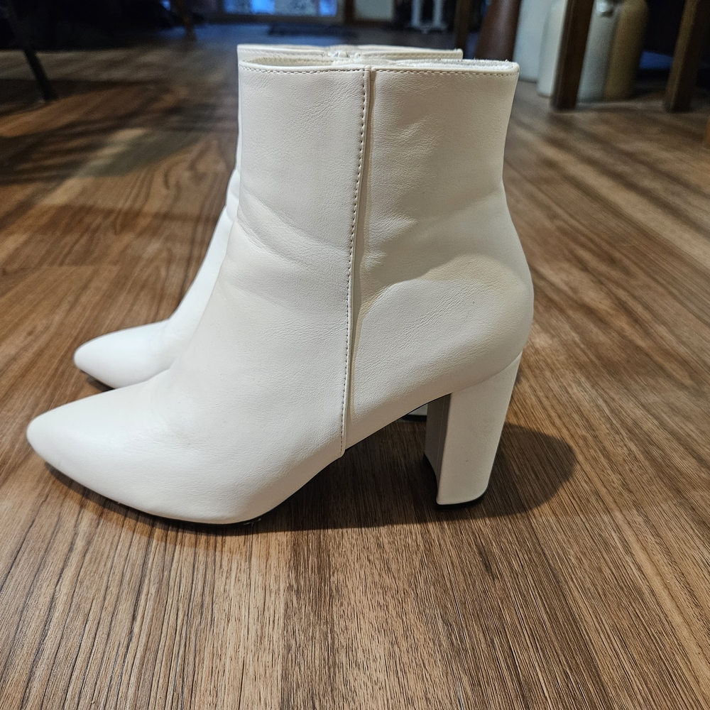 Dream Pairs Chic White Heeled Boots